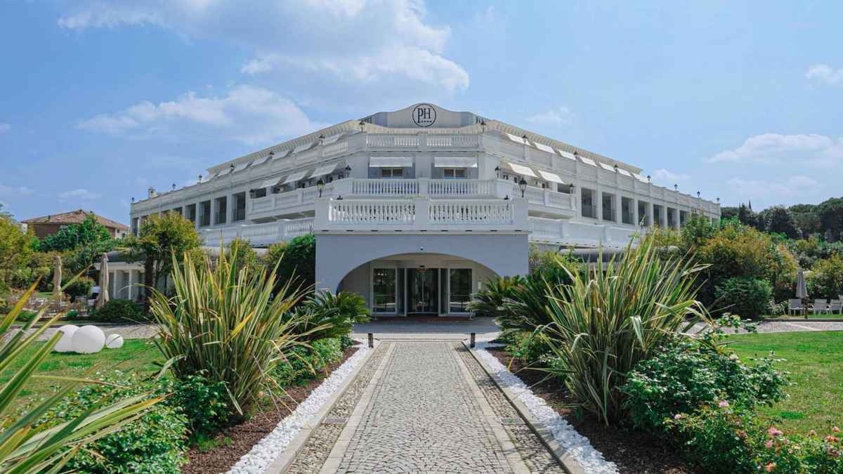 Palace Hotel — Facciata e giardino